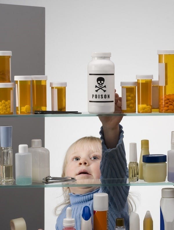 Cần để các hóa chất có thể gây hại cho gan tránh xa tầm với của trẻ nhỏ