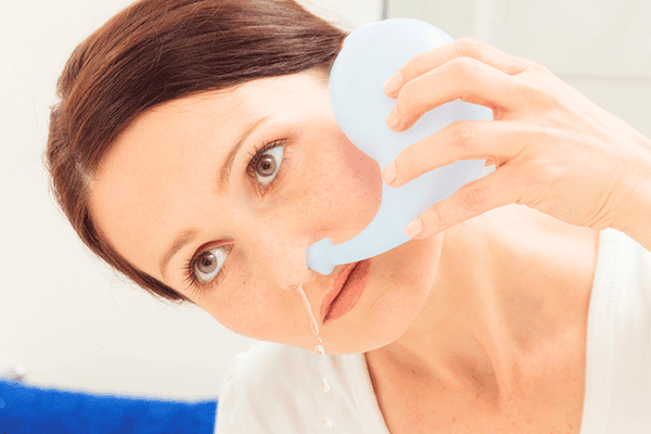 Dùng dung dịch nước muối rửa mũi có thể giúp làm giảm triệu chứng khó chịu