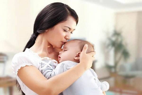 Âu yếm bé nhiều hơn