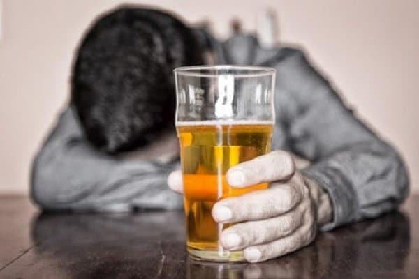 Lạm dụng rượu có thể dẫn đến hành vi tự sát
