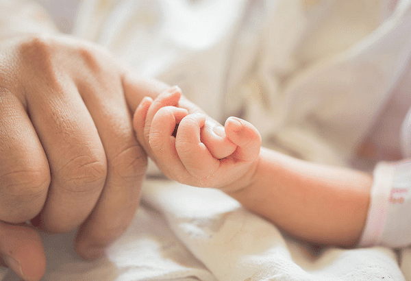 Phản xạ nắm tay trẻ sơ sinh