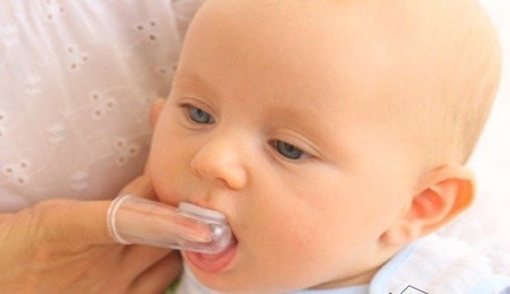 Dụng cụ vệ sinh răng cho bé