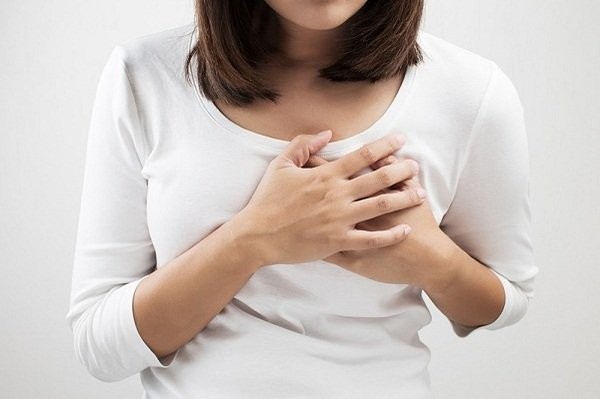 Vòng 1 căng tức hoặc đau vùng đầu ngực có thể là dấu hiệu sắp hành kinh