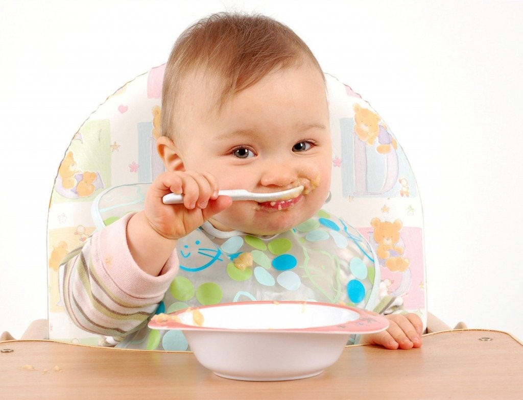 Hãy để bé khám phá những thực phẩm mới và tập trung chú ý khi ăn