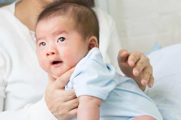 Hãy cố gắng giữ em bé đứng thẳng trong 20 – 30 phút sau khi bú