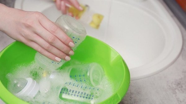 Làm sạch sau mỗi lần sử dụng là bước quan trọng không thể bỏ qua trong việc vệ sinh bình sữa