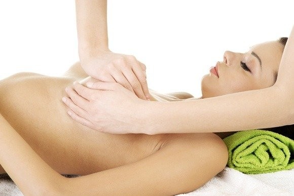 Massage ngực kết hợp chuyển động xoa bóp ngực theo vòng tròn