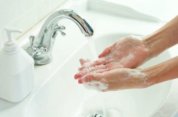 Rửa tay bằng xà phòng để giảm các nguy cơ mắc bệnh do nhiễm khuẩn