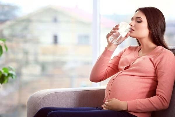 Uống nhiều nước khi mang thai giúp dưỡng da khi mang thai