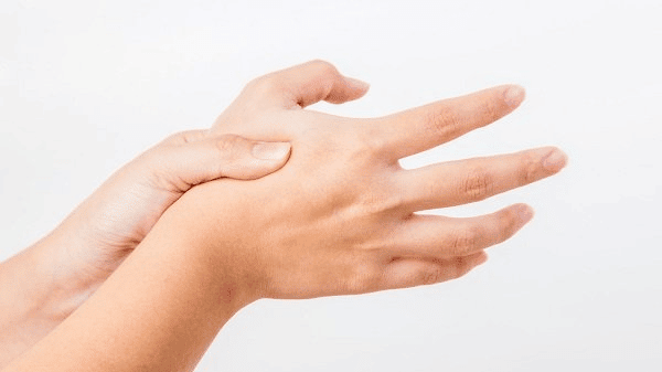  Nhiễm trùng cũng có thể gây ra sưng khớp ngón tay
