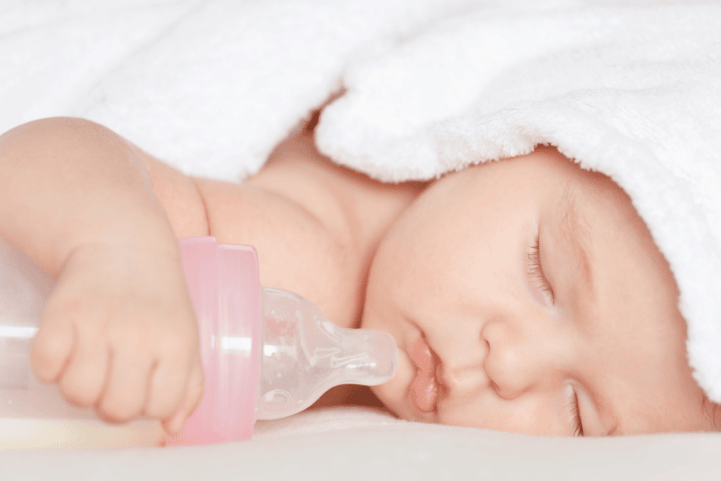 Dù bú sữa mẹ hay sữa công thức, quan trọng là trẻ vẫn có thể đạt được tăng trưởng về thể chất lẫn nhận thức phù hợp với tuổi.