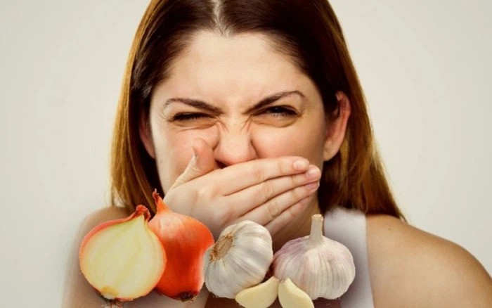 Việc ăn hành tây thường xuyên có thể ảnh hưởng đến mùi cơ thể gây cảm giác khó chịu trong sinh hoạt