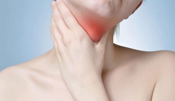 Nổi hạch ở cổ có thể đi kèm các triệu chứng đau họng