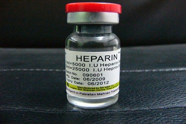 Heparin được truyền vào cơ thể thông qua tĩnh mạch