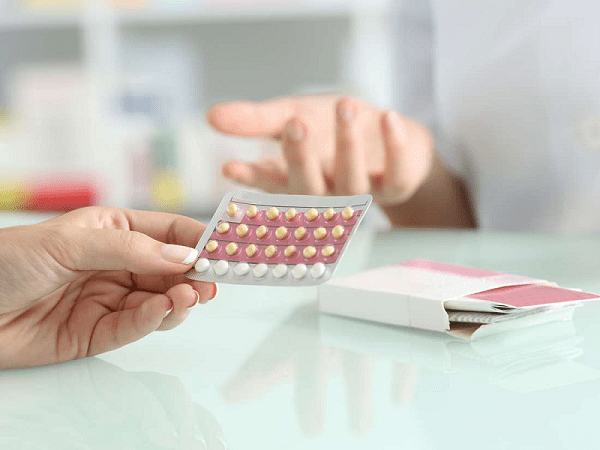 Thuốc tránh thai loại vỉ 28 viên có chứa thành phần hormone khá an toàn và bạn có thể áp dụng để hoãn kỳ kinh