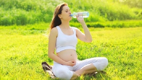 Mẹ bầu lưu ý uống đủ nước để có một thai kỳ khỏe mạnh