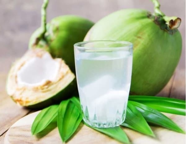 Bổ sung nước dừa hoặc nước trái cây sẽ giúp cải thiện triệu chứng khi ngộ độc thực phẩm