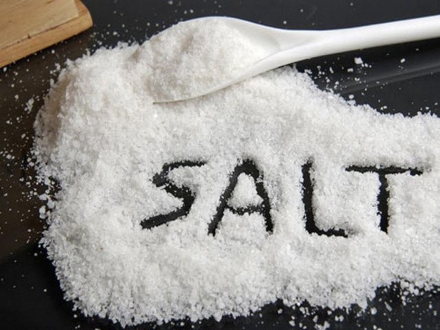Quá nhiều muối trong chế độ ăn hằng ngày của bạn có thể khiến bạn mất Calci trong nước tiểu.