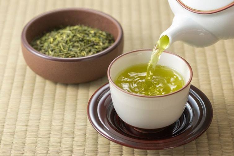 Ngoài tác dụng chống lão hóa, trà xanh còn được mệnh danh là thực phẩm trắng da