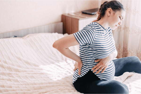 Dấu hiệu sinh non có thể là đau lưng hay xuất hiện cơn gò tử cung.