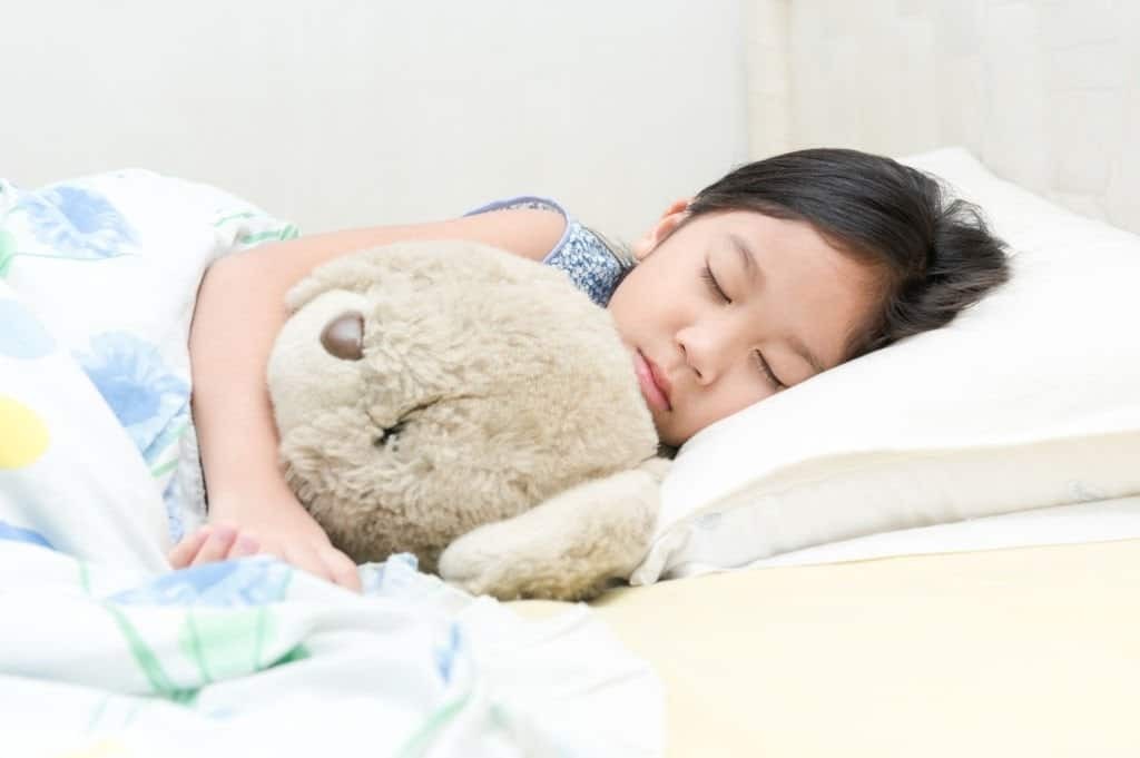 Trẻ có thể nằm kê cao đầu trên một vài chiếc gối để giảm bớt các triệu chứng nghẹt mũi