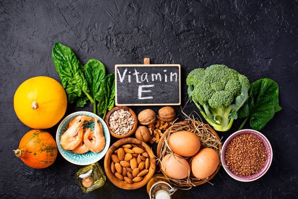 Ban nên bổ sung đầy đủ vitamin E thông qua chế đô ăn uống đa dạng và cân bằng