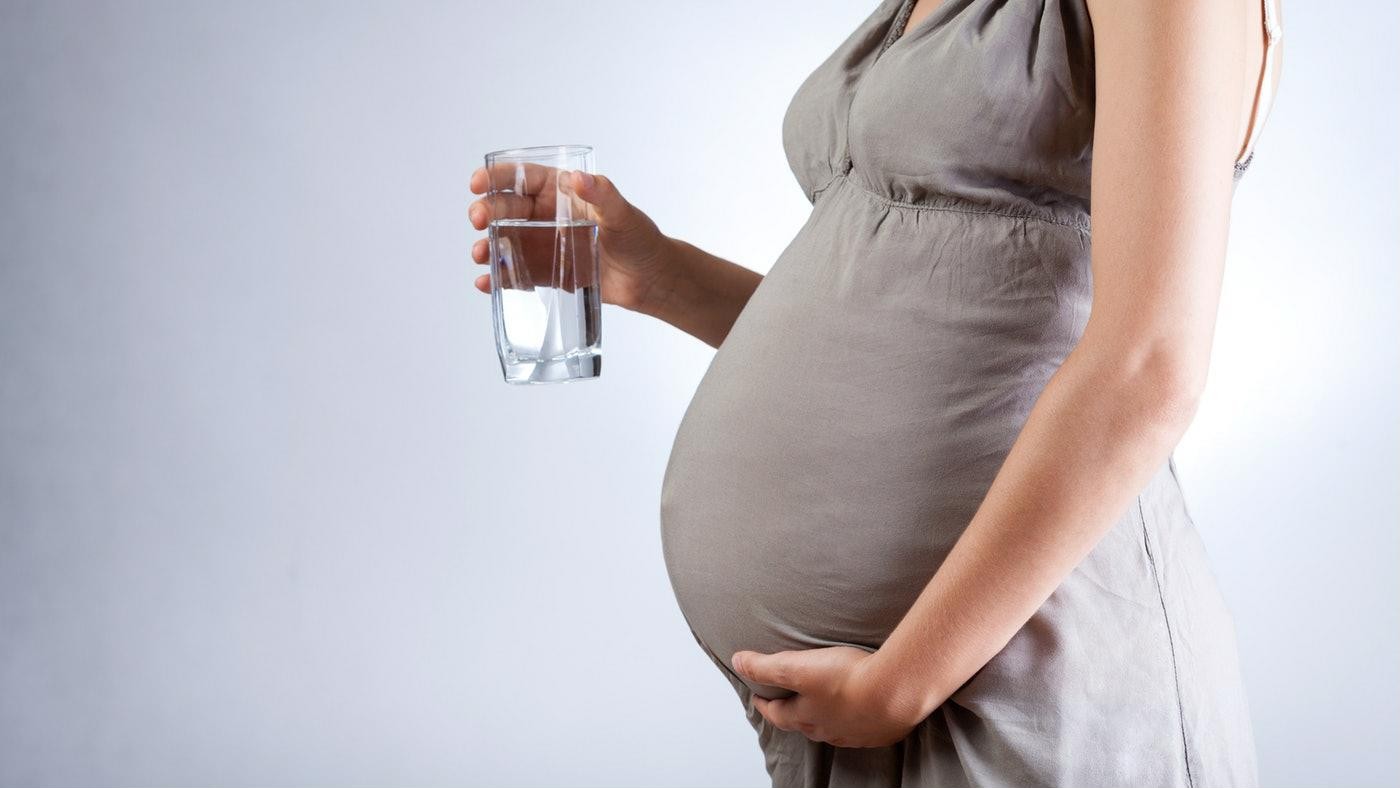 Mẹ bầu mắc tiểu đường thai kỳ thường cảm thấy khô miệng và khát nước 