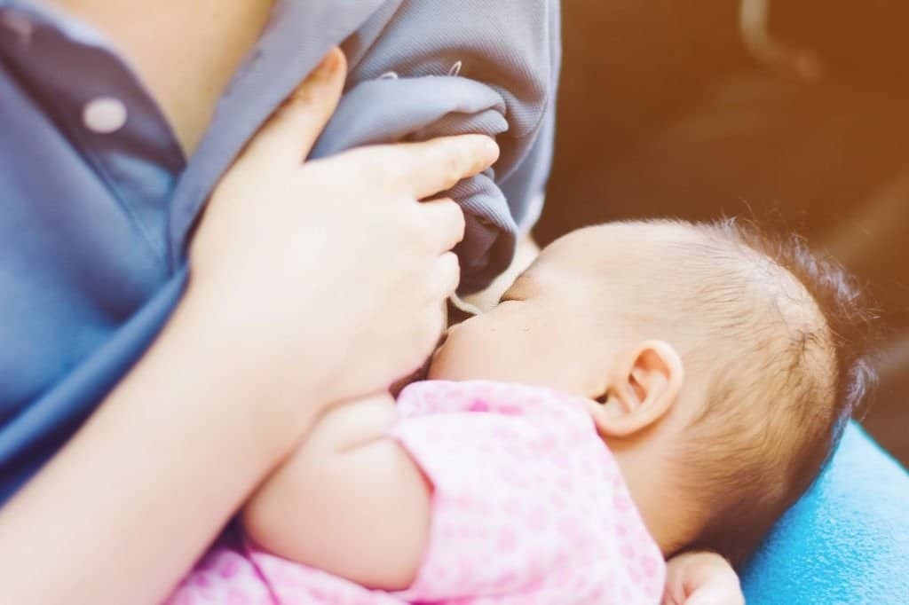 Hãy cho trẻ bú mẹ hoặc pha sữa cho bé uống thường xuyên, theo nhu cầu của trẻ