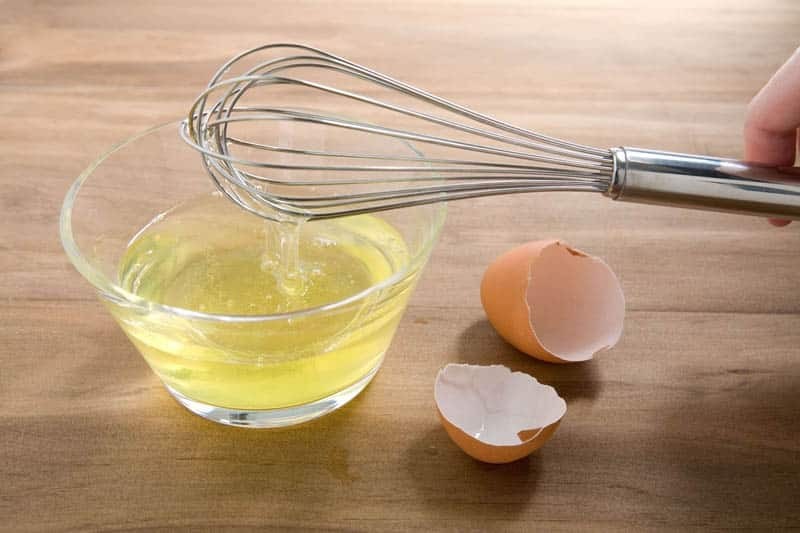 Bị bỏng không nên bôi lòng trắng trứng