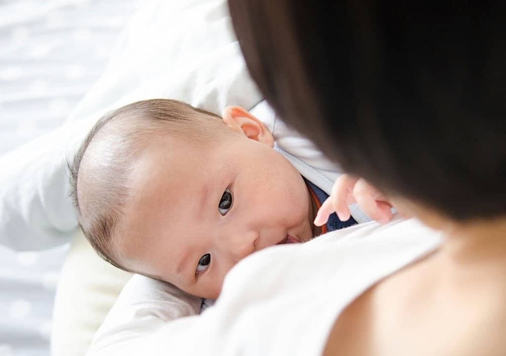 Sữa mẹ là một nguồn kháng thể tốt, có thể tăng cường hệ thống miễn dịch của trẻ