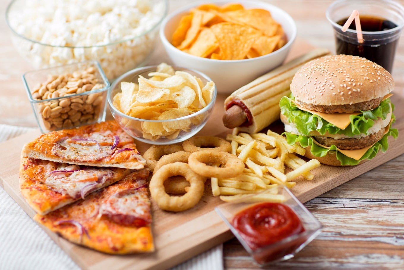 Ăn quá nhiều thức ăn nhanh gia tăng nguy cơ đau bụng kinh