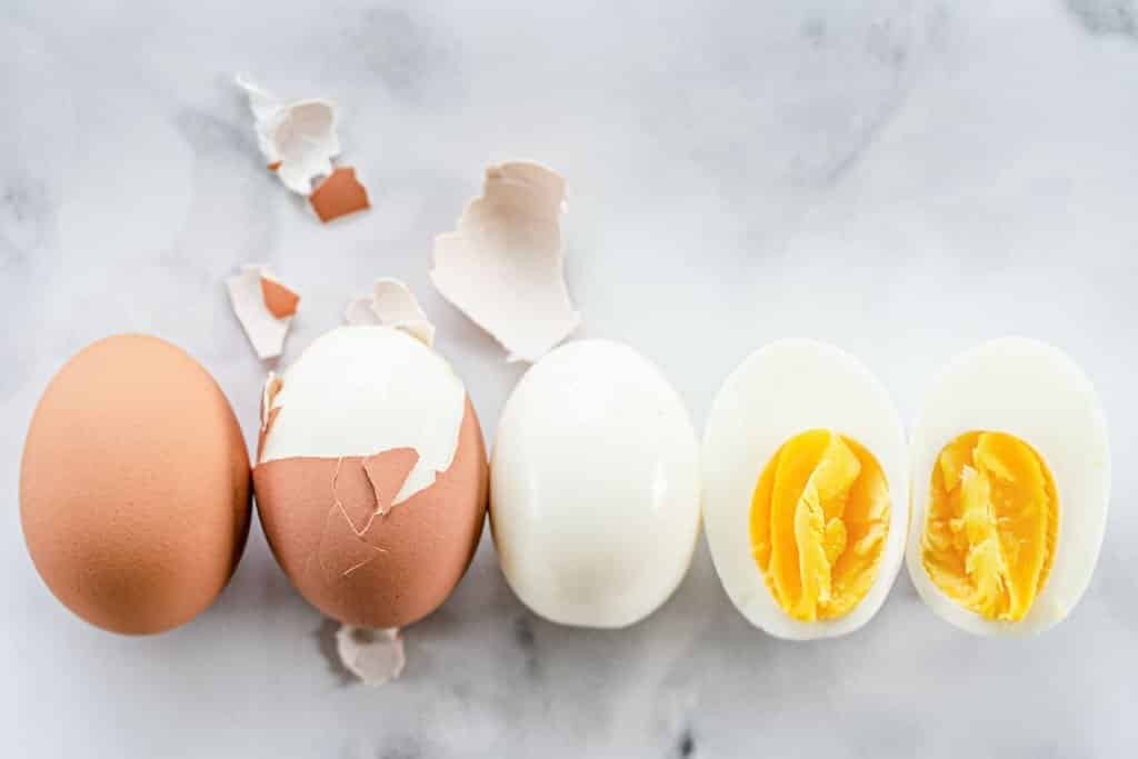 Mẹ bầu nên ăn trứng đã được nấu chín để đảm bảo không bị nhiễm bệnh