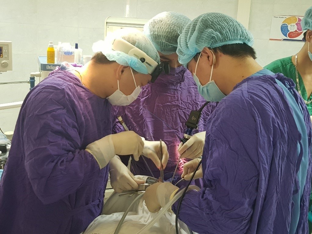 Các bác sĩ đang phẫu thuật laser cho bệnh nhân 