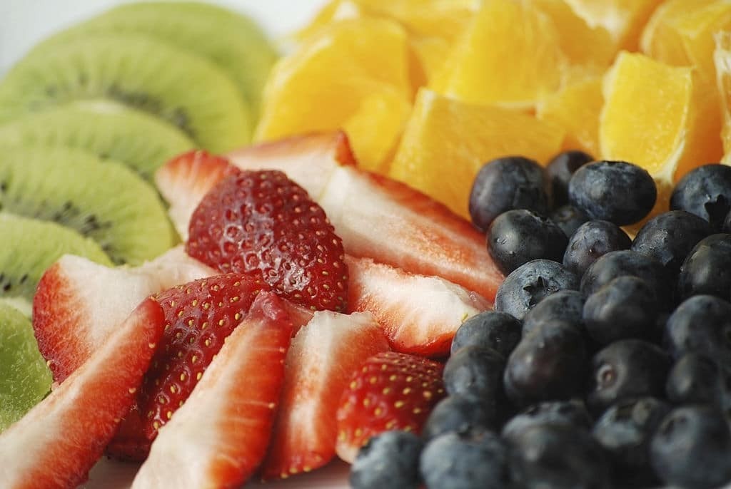 Flavonoid hay vitamin P được tìm thấy trong trái cây, rau, trà, cacao và rượu vang