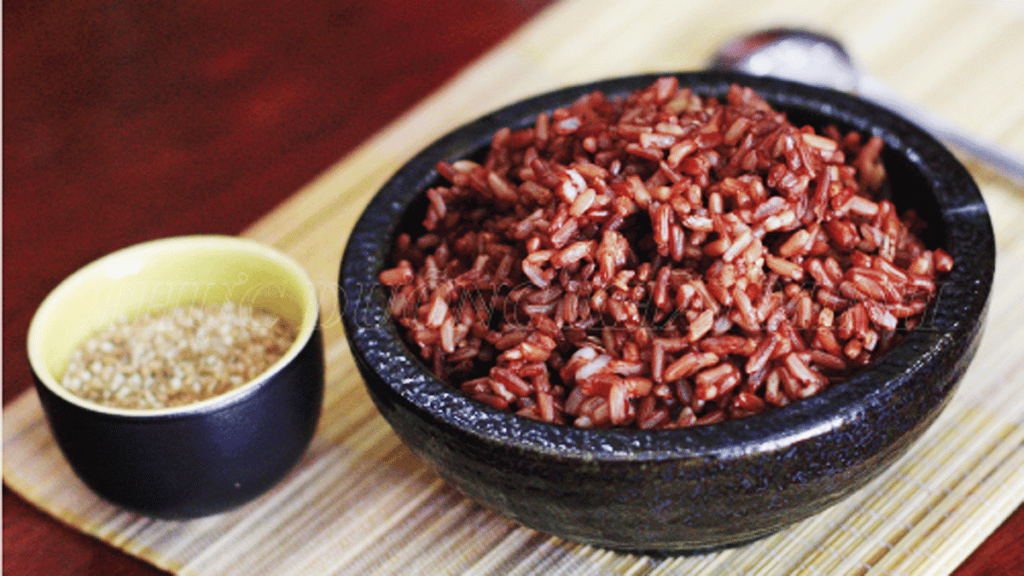 Cơm gạo này thường được ăn kèm với muối mè