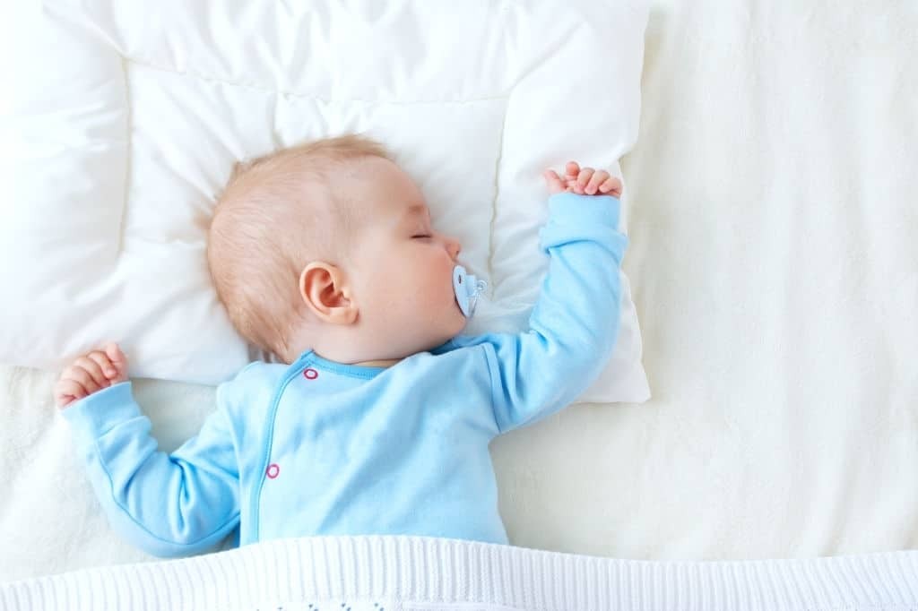 Nằm gối có thể tăng nguy cơ ngạt thở ở trẻ sơ sinh