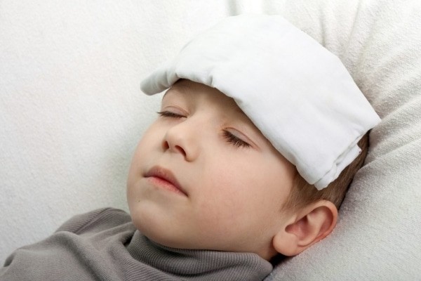 Một trong những cách xử trí khi trẻ bị sốt sau tiêm vắc xin là dùng khăn chườm trán và lau người cho bé