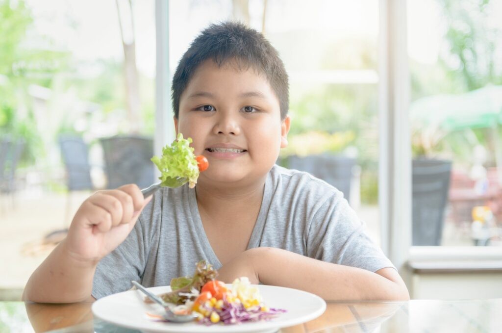 Ba mẹ nên động viên trẻ thừa cân ăn nhiều rau xanh và trái cây
