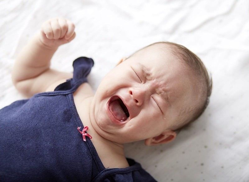 Trẻ có thể khó chịu và quấy khóc sau khi tiêm vắc xin