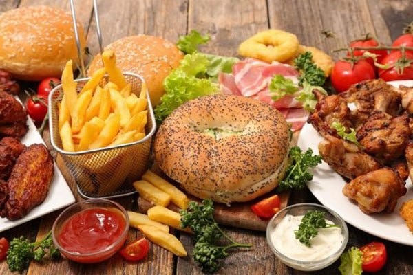 Người có bệnh lý tim mạch không nên ăn thức ăn nhanh