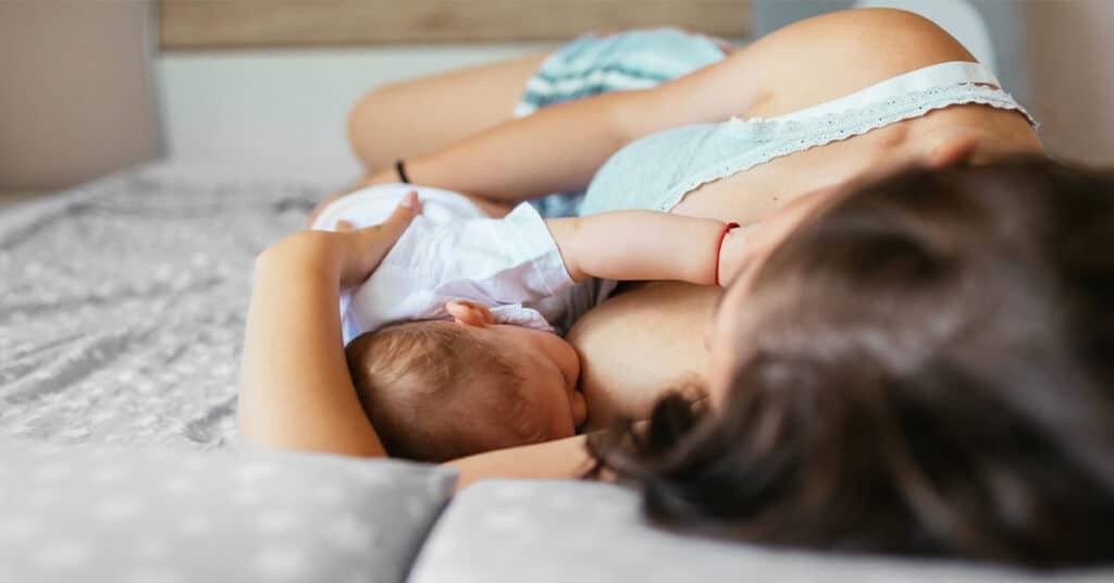 Có nên cho trẻ sơ sinh bú nằm hay không? – YouMed