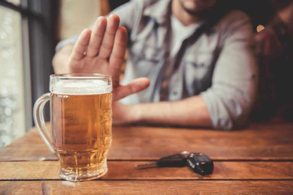 Người mắc bướu tuyến giáp nên tránh uống rượu bia