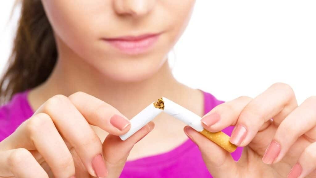 Ngưng hút thuốc giúp tuyến giáp khỏe mạnh
