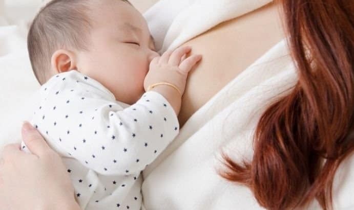 Cho trẻ bú sữa mẹ hoặc chọn sữa công thức có bổ sung sắt cho trẻ sơ sinh