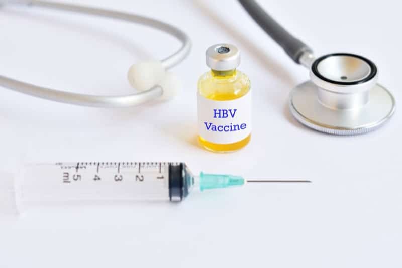 Thực hiện tiêm vắc-xin viêm gan B để phòng lây nhiễm bệnh