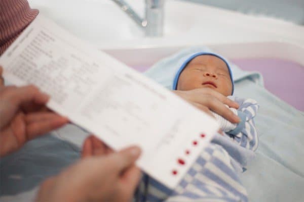 Trẻ sơ sinh thiếu máu có thể mệt mỏi và suy nhược