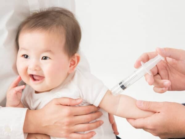 Việc tiêm chủng giúp tạo miễn dịch bảo vệ cơ thể của trẻ trước các bệnh truyền nhiễm nguy hiểm