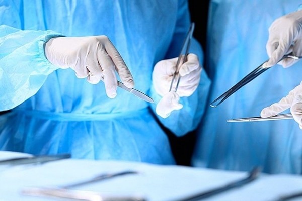 Phẫu thuật giúp loại bỏ sự tắc nghẽn đường đi của tinh trùng