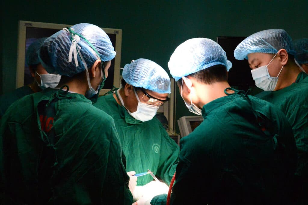 Phẫu thuật cắt bỏ tuyến mồ hôi có thể được chỉ định khi các biện pháp khác không có hiệu quả