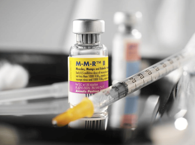Tiêm vắc-xin MMR đúng lịch tiêm chủng giúp phòng ngừa bệnh cho trẻ em và người lớn
